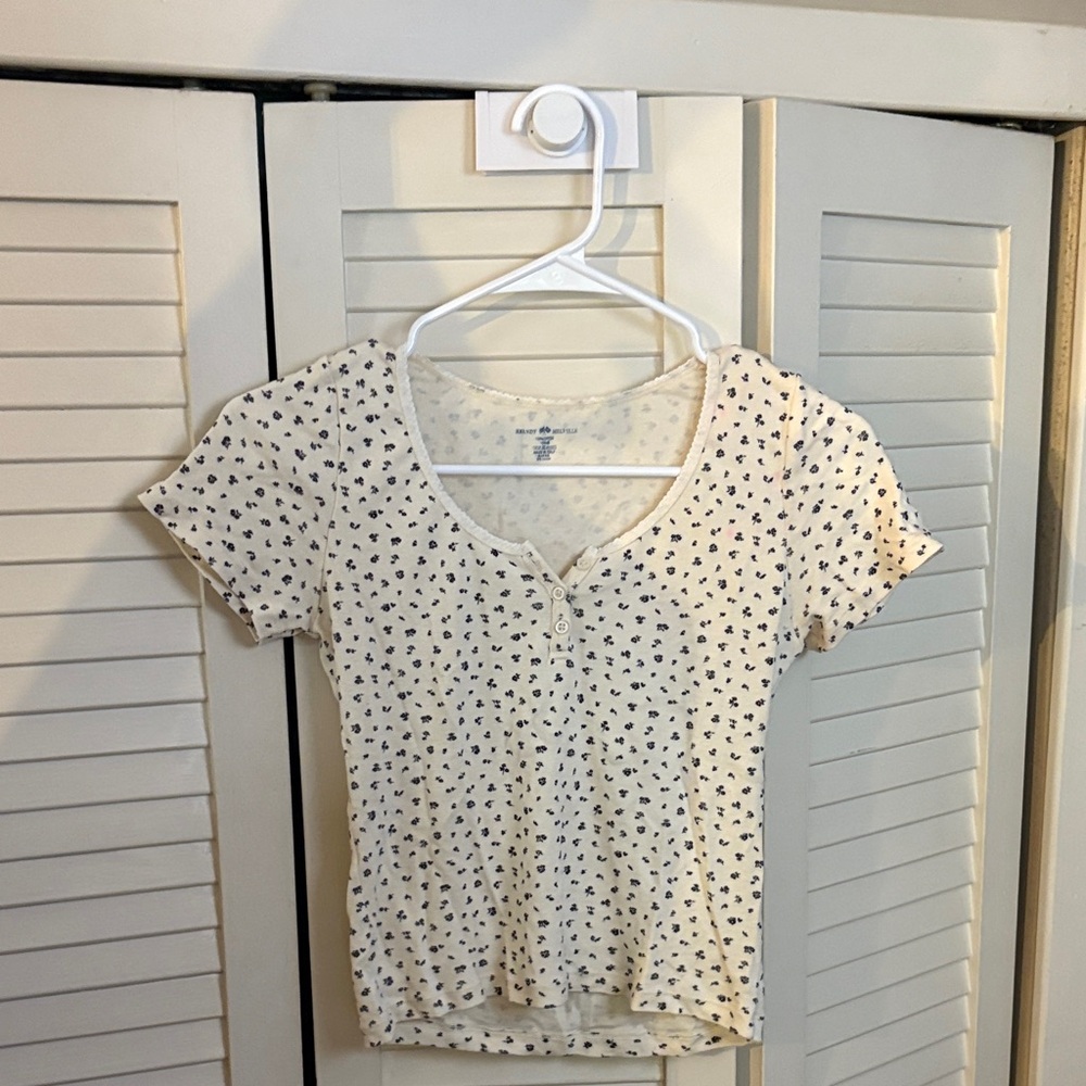 Brandy Melville Cream Floral Short Sleeve Tee
